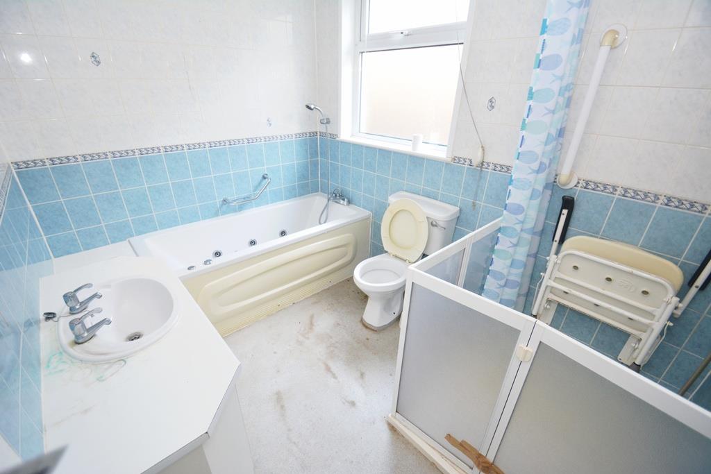 Lot: 25 - DETACHED BUNGALOW FOR REFURBISHMENT AND REPAIR - Bathroom/wet room with W.C.